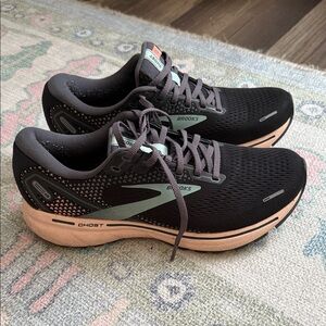 Brooks Ghost Women's Black and Peach Sneakers